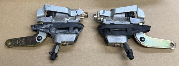 (240z)(44100-E4100 & 44101-E4100)-Rear Wheel Cylinder Assemblies (Left/Right Set)-Datsun 240z (Japan)