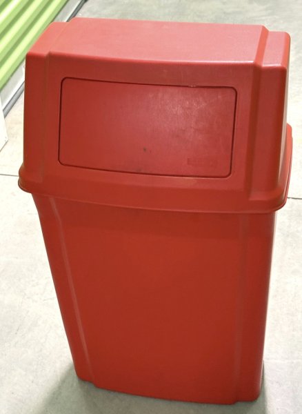 (7822RED) (Rubbermaid) - Rubbermaid 15 gallon Wall Hung Trash Can - RED (Frt)