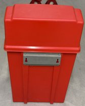 (7822RED) (Rubbermaid) - Rubbermaid 15 gallon Wall Hung Trash Can - RED (Frt)