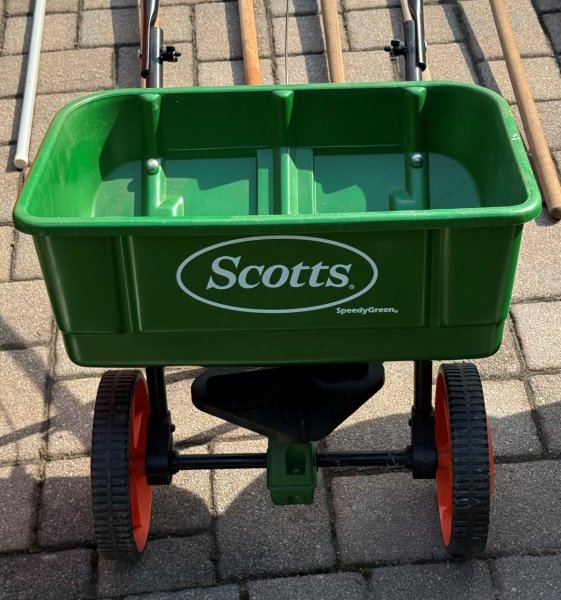 Scott's Spreader - like new (for local pickup in Northern NJ)